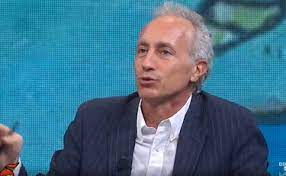 The latest tweets from marco travaglio (@marcotravaglio). Dimartedi Marco Travaglio In Delirio Per Il Si Al Referendum Tagliarsi Le Palle Per Far Dispetto Alla Moglie Sotto Il Proprio Cu Libero Quotidiano