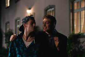 Mal befreit er eine alleinerziehende mutter aus einem sklavenähnlichen arbeitsverhältnis und verhilft nebenbei einer alten frau zu einer freundlichen pflegekraft, mal sorgt er. Daniel Donskoy On Twitter Ok Ich Hab Ihn Ja Lieb Lovekevin Friedenspfeife Vincentkruger Amenalter Sanktmaik Ende