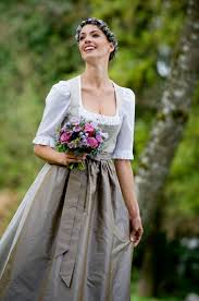 Historische trachten aus oberösterreich, salzkammergut. Hochzeitsdirndl Hochzeitsanzug Tostmann Trachten