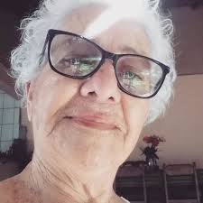 Grande atriz Irene Ravache @ireneravacheoficial . Ela reconheceu a flor  Brinco-de-princesa na hora e levou um vaso de presente. Sou fã 👏🏻👏🏻👏🏻  #ireneravache #redeglobo #tvglobo #vivaoverde #flores #jardim #jardinagem  #brincodeprincesa