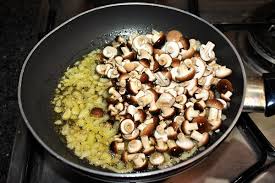 Togliete dalla padella i molluschi e teneteli da parte , al loro posto mettete i funghi che cuocerete per 10 minuti quindi unite di novo le capesante. Patate Con Brie Caprino E Pioppini Goloso Contorno Ma Anche Piatto Unico