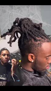 Kai cenat getting A haircut 🔥🔥#greenscreenvideo #fyp #foryou #foryoupage  #viral #kaicenat #haircut