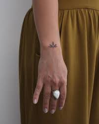 Added Some Leaves To Lien S Healed Ornament Handpoked Tattoo Ornament Tatuering Inspirerende Tatoeages Tatoeage Inspiratie Tatoeage