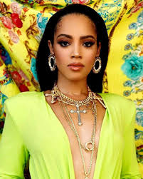 American actress and model. She plays Kiara "Kie" Carrera