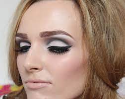 Pin De Hannah Anderson En 1960 S Fashion Maquillaje De Ojos Cabello Y Maquillaje Maquillaje Anos 20
