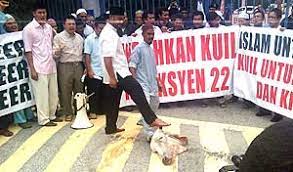 Sebanyak 50 orang berada di dalam kompleks kuil dan kelompok lainnya di luar. Malaysiakini Arak Kepala Lembu Bantah Pindah Kuil