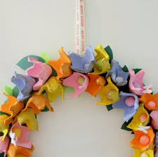 Basteln Mit Eierkarton Osterkranz Aus Fruhlingsblumen In Einpaar Einfachen Schritten Eierkarton Basteln Blumen Basteln Osternest Basteln Eierkarton