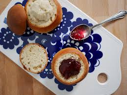 Katso helposti paras laskiaispulla ohje! Finnische Kuche Gefullte Hefewecken Laskiaispulla Mahtava