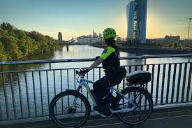 Polizei Hessen Frankfurts Polizeiprasident Stellt Neue Fahrradstaffel Vor