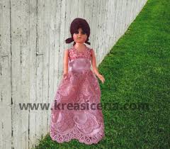 Nah gambar mewarnai barbie yang ketiga ini terlihat ada tiga barbie yang sangat cantik dengan menggunakan gaun yang cantik pula. Cara Paling Mudah Membuat Baju Boneka Barbie