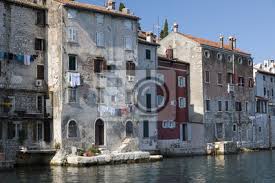 Aber die altstadt an sich, ist eine einzige sehenswürdigkeit. Wohnhauser Der Altstadt Von Rovinj Kroatien Fototapete Fototapeten Idylle Tour Tourismus Mittelmeer Myloview De