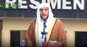 Sebagai anak pertama dari dua belas bersaudara, ali jaber dituntut untuk meneruskan perjuangan ayahnya dalam syiar islam. Syekh Ali Jaber Wafat Nenek Penusuk Syekh Ali Menangis Lihat Di Televisi Suara Lampung