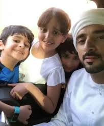سمو الشيخ حمدان بن محمد بن راشد آل مكتوم ولي عهد دبي مع أبناء أخته شيمه