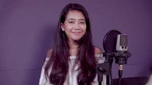 Bercerita tentang welly yang diperankan oleh fero walandow yang bersedia menikah kontrak dengan karen (pamela bowie). Ini Wajah Pelakon Tentang Bulan Selepas 13 Tahun