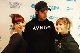 Pour cette septième piste, orelsan compare sa situation actuelle à celle d'une bonne meuf, soit une femme dite attirante par ses attributs physique, qui se fait accoster régulièrement. Video Le Night Show Seance D Impro Avec Orelsan