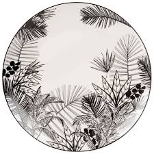 Assiette Plate En Porcelaine Noire Et Blanche Imprimee Sur Maisons Du Monde Piochez Parmi Nos Meubles Et Porcelaine Blanche Porcelaine Noire Assiettes Plates