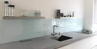 keukenachterwanden van glas in kleur via visualls in verschillende kleuren en ook met tekst v keuken achterwand glas keuken zonder bovenkastjes keuken ontwerp