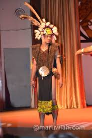 Sirat dipakai dengan cara melilitnya dipinggang dan celah kelengkang. Pakaian Tradisional Etnik Sarawak Maruwiah Ahmat