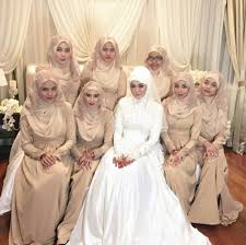 Hasil yang terlihat mewah dan elegan semakin membuat model pakaian ini terlihat feminin. Ohbulan Takde Idea Nak Design Baju Bridesmaid Cemana Facebook