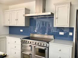 But the dark blue glass tiles (i woulda never thought) and those gray stained drawers in place of cabinets are enough. Blue Kitchen Splashback Cornwall Glass