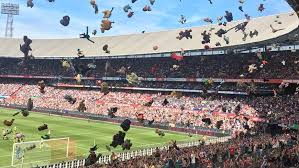 De nieuwe fanstore van ado den haag in het cars jeans stadion is op koningsdag (dinsdag 27 april) gesloten, maar vanaf woensdag 28 april te bezoeken zonder afspraak. Hooligans As Avessas Torcida Do Ado Den Haag Atira Bichos De Pelucia Em Rivais Do Feyenoord Brasil Mundial Fc Ge