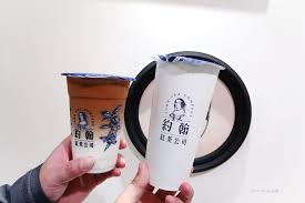 約翰紅茶公司 珍珠那堤 #01.【可不可熟成紅茶】春梅冰茶 說起可不可，雖然他們家的熟成紅茶與白玉歐蕾是經典，但這款「 春梅冰茶 」以冬瓜基底配上鮮酸柔滑的一整顆梅子，酸甜中又爽口不膩，味道特別卻又十分融合，因此近期十分受歡迎喔! ç´„ç¿°ç´…èŒ¶å…¬å¸ä¿¡ç¾©åº— å°åŒ—ä¿¡ç¾©å€ç¾Žé£ŸæŽ¨è–¦ æœ‰å°åŒ—æœ€å¼·é£²æ–™ä¹‹ç¨±ç…®æ¿ƒé‚£å ¤æ¿ƒéƒé †å£å¥½å–èŒ¶ä¸­é¦™æª³æ¸…é¦™æ¸…çˆ½ä¸æ¾€ä¿¡ç¾©å€å¿…å–æ‰‹æ–é£²