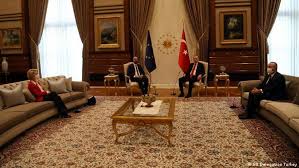 Dann setzten sich erdogan und michel auf die vergoldeten stühle mit den fahnen der türkei und. Put3qqpnnjnm0m