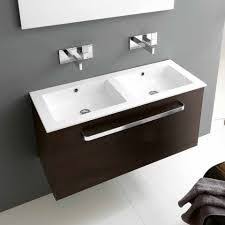 Se avete installato nel vostro bagno un bel lavabo da appoggio, allora per completarlo al meglio vi consigliamo una rubinetteria a parete: Pin On Idee Casa