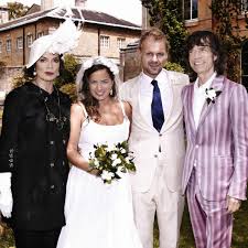 The story of how george jung, along with the medellín cartel headed by pablo escobar, established the american cocaine market in the 1970s in the united states. Mick Jagger Kommt Zur Hochzeit Seiner Tochter In Lila Berliner Morgenpost