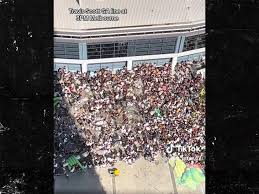 Travis Scott Fans Break Barricades, Throw Objects at 'Circus Maximus' Tour  in Australia