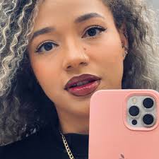 Profile for Nicole Vaz