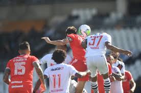 Eu, realmente, não tenho lembrança de um grande jogo do inter em são januário. Com Var Polemico Vasco Perde Para O Inter E Nao Ajuda O Flamengo