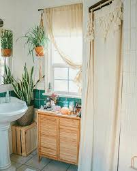 Banheiro Com Armario De Madeira Crua Urbanoutfittershome Banheiro Bathroom Decor Deco Rental Bathroom Makeover Rental Bathroom Rental Kitchen Makeover