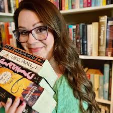 🍂🏡 One of my absolute FAVORITE things about being an adult, is being able  to create my own home. My bookshelf feels like the heart of my home so I  can't wait