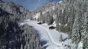 Verdissima di prati e pinete, la conca di ravascletto è una rinomata località di vacanza, specialmente d'inverno. Ravascletto Zoncolan Video Zoncolan