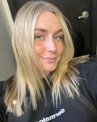 Just a little reminder that yes—even your esthetician experiences  breakouts! 🙋‍♀️✨ It's not always easy to feel comfortable in your skin  when acne shows up, but you're not alone. With the right