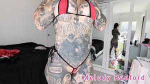 ลองบิกินี่ไมโครบิกินี่หนังสีชมพูและหูกระต่ายบน melody radford onlyfans