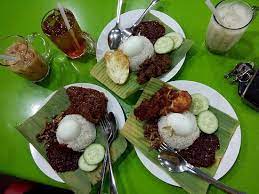 Restoran ini memang terkenal dengan nasi lemak ayam rendangnya, dan kak saleha (pemilik kedai) menggunakan resipi tradisi keluarganya untuk memastikan kesedapan hidangannya. Nasi Lemak Yang Sedap Sri Rampai Review Of Nasi Lemak Saleha Kuala Lumpur Malaysia Tripadvisor