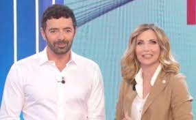 La puntata di oggi, mercoledì 23 giugno, de la vita in diretta è stata una grande festa per alberto matano e il suo inviato giuseppe di tommaso, con quest'ultimo che per un caso fortuito ha trovato il piccolo nicola tanturli, il bimbo di soli 21 mesi che era scomparso da oltre 40 ore in un'area isolata. La Vita In Diretta La Voce Esplosiva Piove Da Torino Addio Lorella Cuccarini Perche Libero Quotidiano