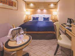 Since her launch in 2004 when she was named by her majesty queen elizabeth ii, she has been voted best luxury ship by readers of travel weekly magazine each year. Kabinen Der Queen Mary 2 Kabinenaustattung Guide
