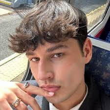 Zak Heath's Instagram, Twitter & Facebook