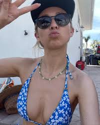 Taylor Comstock (@tayteetsx) • Instagram photos and videos