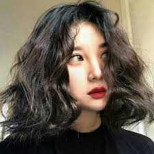 Position the hair straightener near to the roots and gently twist the straightener to curl the this korean hairstyle is an extension to curly bangs, bringing the multidimensional curls to the rest. 5 Trendy Korean Short Hairstyles That You Must Try Today Fasheholic