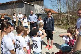 Müller und seine frau lisa wohnen zwar heute im süden münchens, aber hier ist der mittelfeldmann aufgewachsen, lernte beim tsv pähl, wo sein jüngerer bruder simon nach wie vor kickt, das. Im Stall Mit Nationalspieler Thomas Muller Bw Agrar Online Landwirtschaftliche Informationen Fur Baden Wurttemberg