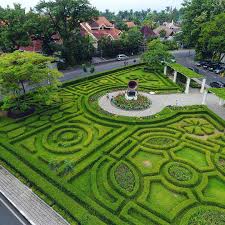 Taman cerme merupakan salah satu taman unik di pusat kota malang, dimana taman ini berbentuk segitiga yang menjadi persimpangan jalan merbabu, jalan buring, dan jalan cerme. Taman Cerme Dengan Gramafon Raksasa