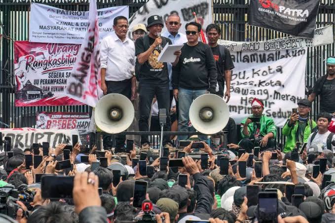 Indonesians march on parliament to demand crackdown on corruption |  Corruption News | Al Jazeera