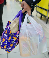 Langkah membakar sisa plastik juga mempunyai kesan negatif namun di singapura, pengguna kelihatan belum bersedia menerima kos bagi penggunaan beg plastik. Reaksi Umum Cadangan Naikkan Caj Beg Plastik Kepada 50 Sen Buletin Mutiara