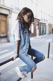 Les vestes en jean blanches sont les plus courantes après le bluejean classique. Jeansweste Kombinieren 20 Moderne Street Style Outfits
