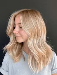 Kate Snell's Instagram, Twitter & Facebook