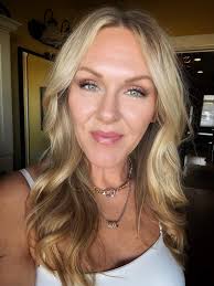 Let's be honest with each other 🤦 The girl Reading this post looks really  Gorgeous 🤳🫣🤣